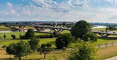Blick auf Elbwiesen, Elbe, Waldschlösschenbrücke in Dresden
